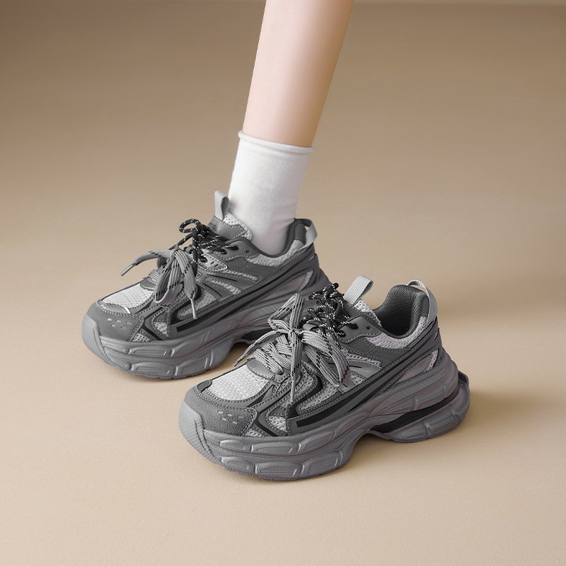 Zapatos grises para mujeres de verano de 2025, nuevas zapatillas deportivas de suela gruesa para mostrar los pies pequeños zapatos de carrera casuales