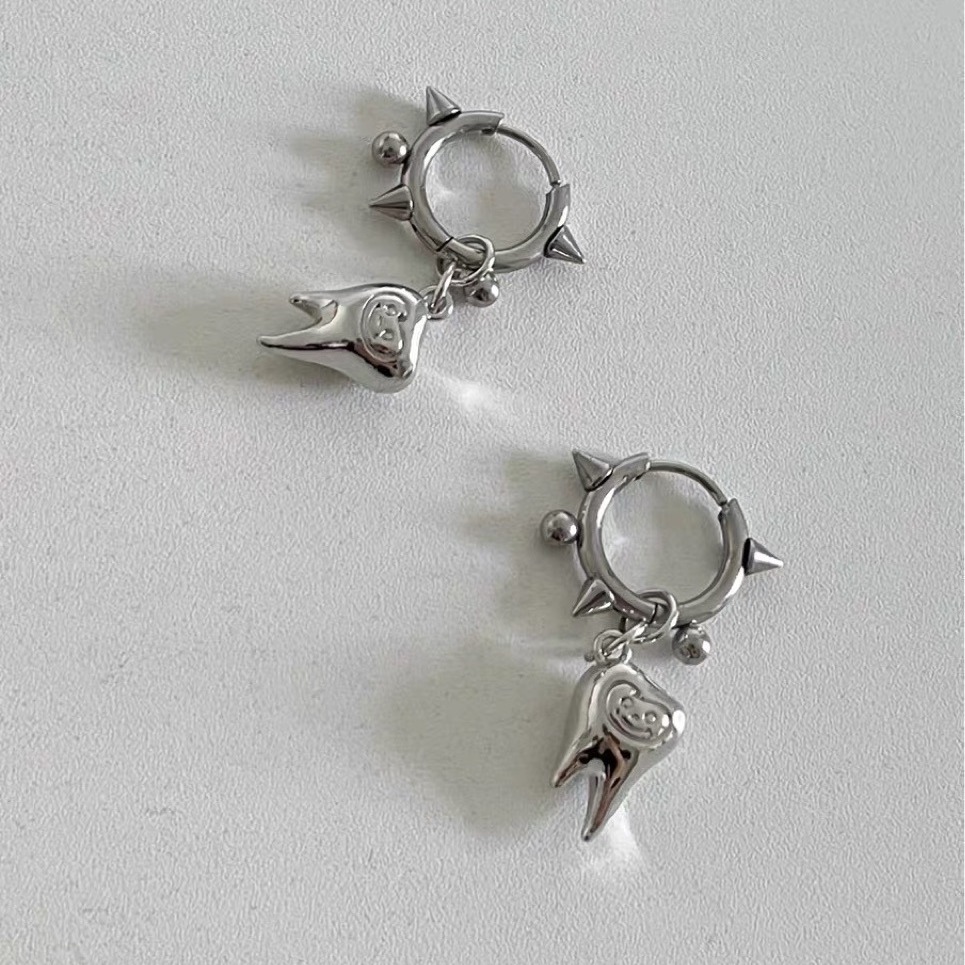 笑臉小乳牙 搖滾朋克牙齒柳釘耳環耳扣小眾可愛y2k甜酷ins風耳飾