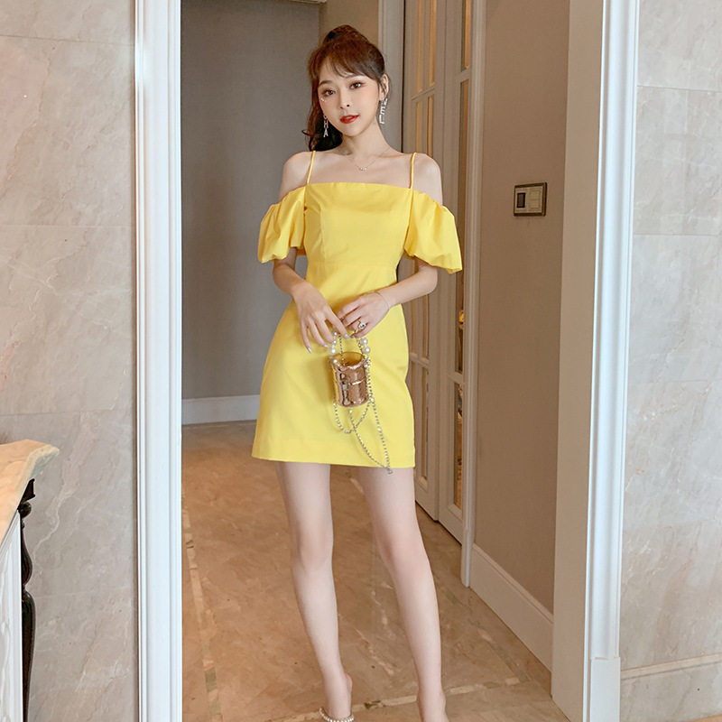 Đầm suông nữ cổ yếm tay phồng hở vai phong cách hiện đại — Màu vàng
