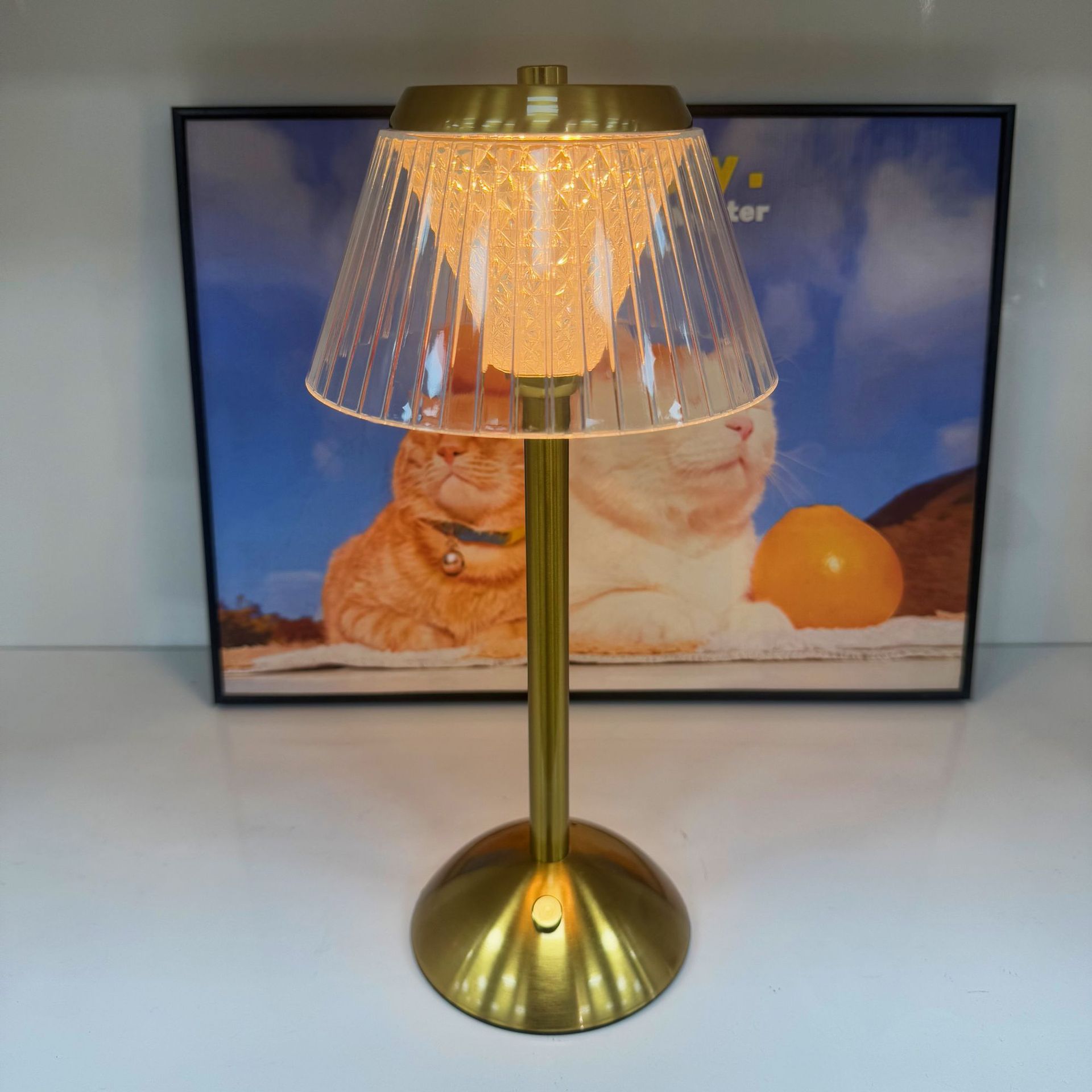 Luz nocturna de metal minimalista estadounidense transfronteriza usb touch recargable dormitorio decoración de bar atmósfera de escritorio lámpara de escritorio de cristal