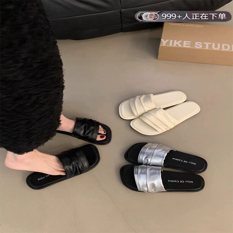 Плоские серебряные сандалии для женщин, летняя обувь 2025, новый стиль с юбкой, французский стиль, пляжные шлепанцы