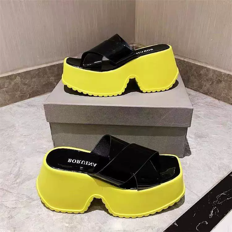 Слова скрещенные тапочки женский 2024 летний новый кекс с толстой подошной пляжной обуви повседневная мода внешняя торговля увеличивается