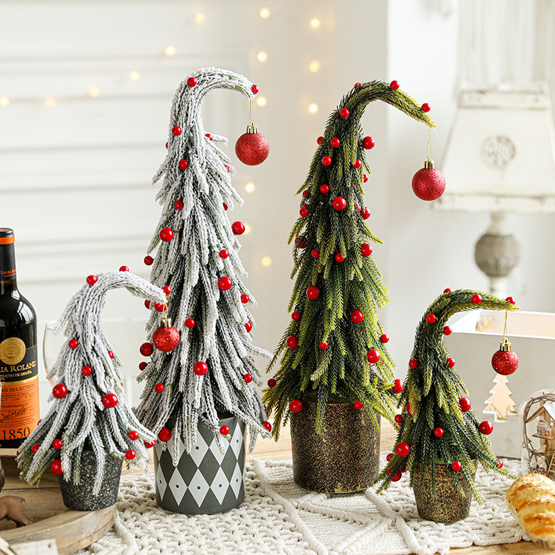 Nuevo árbol de Navidad verde inclinado cuello imitación con nieve mini frutas rojas en maceta decoración de escritorio pequeña