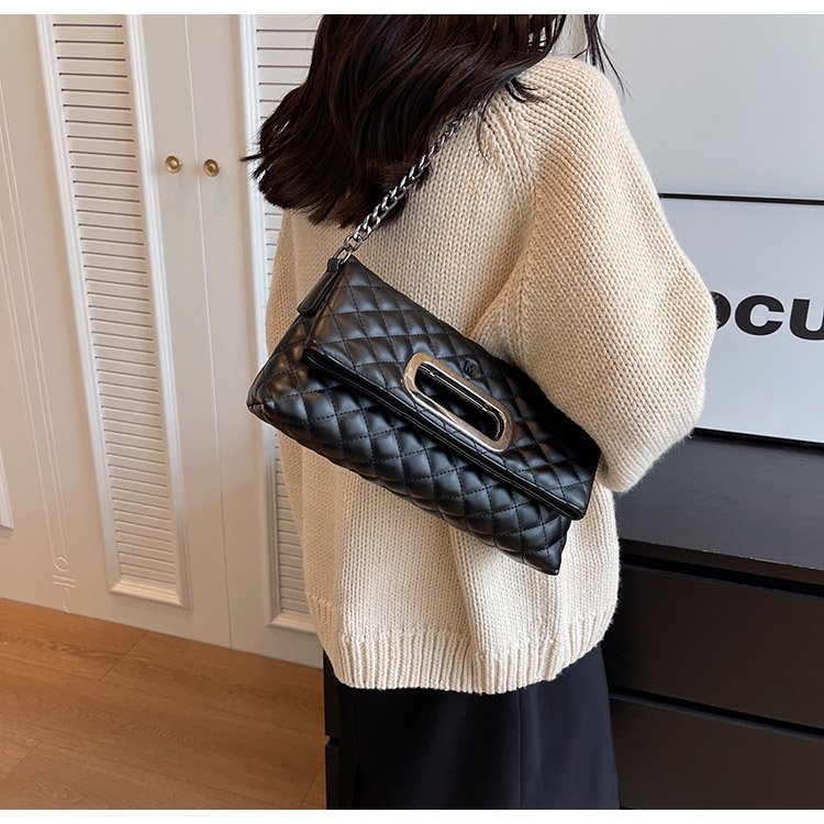 Kleine luxuriöse Klapp-Ohrtasche für Damen 2024 neue Mode-Umhängetasche hochwertige Unterarmtasche mit Diamantkette_voghion.com