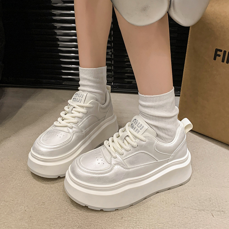 Muffin de cuero con suela gruesa zapatos blancos para mujeres zapatos de skate cómodos con suela suave de primavera 2025 nuevos zapatos casuales ligeros