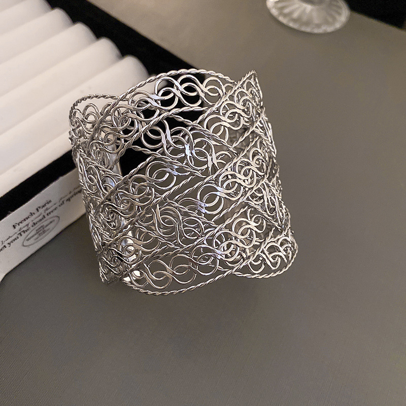 Brazalete abierto de metal de hoja hueca de patrón transfronterizo, pulsera de sentido de diseño europeo y americano, brazalete de temperamento retro de moda, mujer