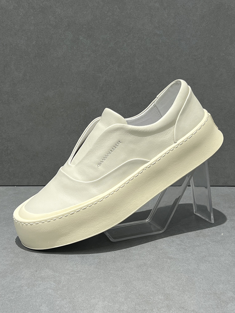 Weiße Schuhe sind lässig, mit dicken Sohlen, bequeme Freizeitschuhe und leichte, luxuriöse Business-Schuhe für Herren._voghion.com
