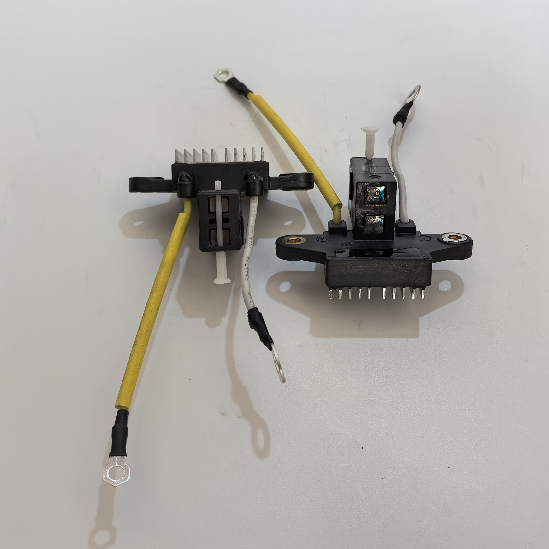 Spot New Weichai Petola Jfz2110-W Diesel Engine 28V120A Automotive Generator Regulator Manufacturer