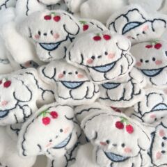 さくらんぼの子犬の漫画のぬいぐるみのDIYの装飾の部品の靴の帽子の服装のアクセサリの靴下の装飾