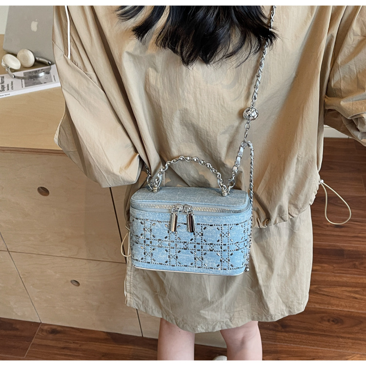 The diamond-shaped chain crossbody bag for women in the summer of 2025 features a fashionable and niche design. This year, the box bucket bag is in vogue undefined