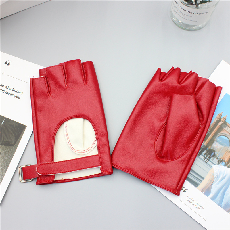 여성 손등 빨간색