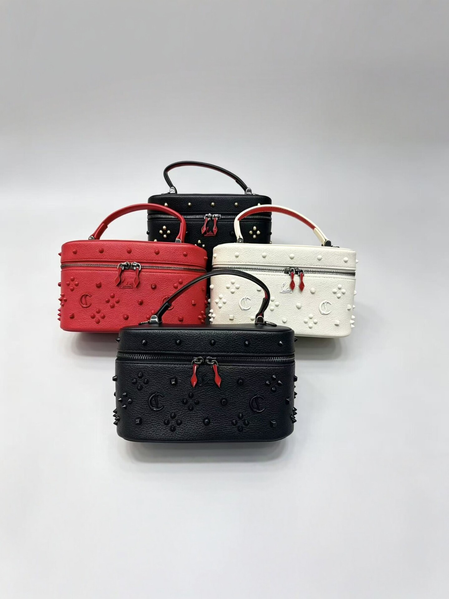 CL's new high-quality handbag is exclusively available for cross-border sales, featuring a niche rivet design that is fashionable and versatile, suitable for use as a lunchbox bag or makeup case
