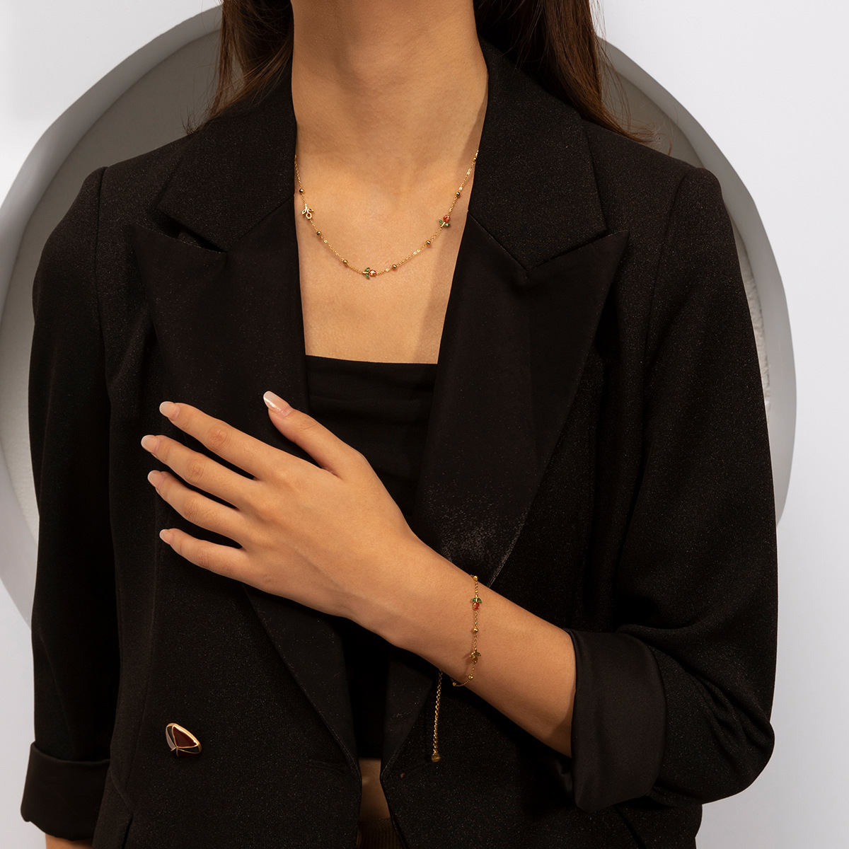 Collar de acero inoxidable de la UE y los Estados Unidos, lujo ligero, nicho de diseño universal, conjunto de joyas de rosa, venta caliente transfronteriza