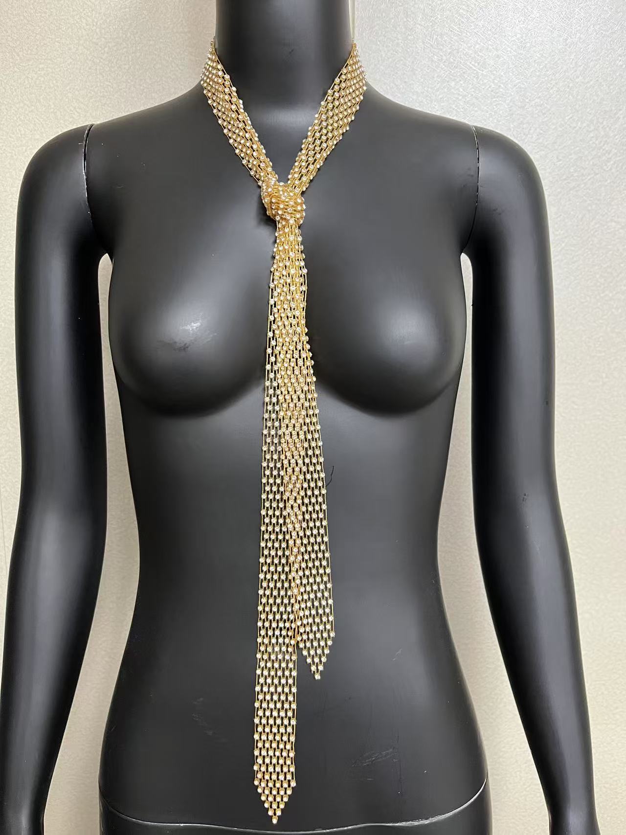 금으로 염색된 화이트 다이아몬드