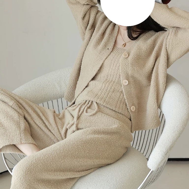 가을과 겨울 잠옷 여성용 하프사이드 벨벳 기모 두껍게 한 소프트 넷 인기 바람은 슬링 홈 의류 3 피스 세트 밖에서 입을 수 있습니다.