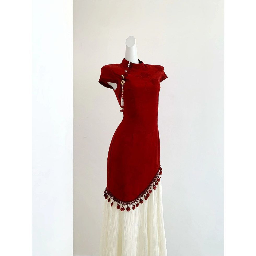Qırmızı Çin üslubunda qipao, iki hissəli, saçaqlı