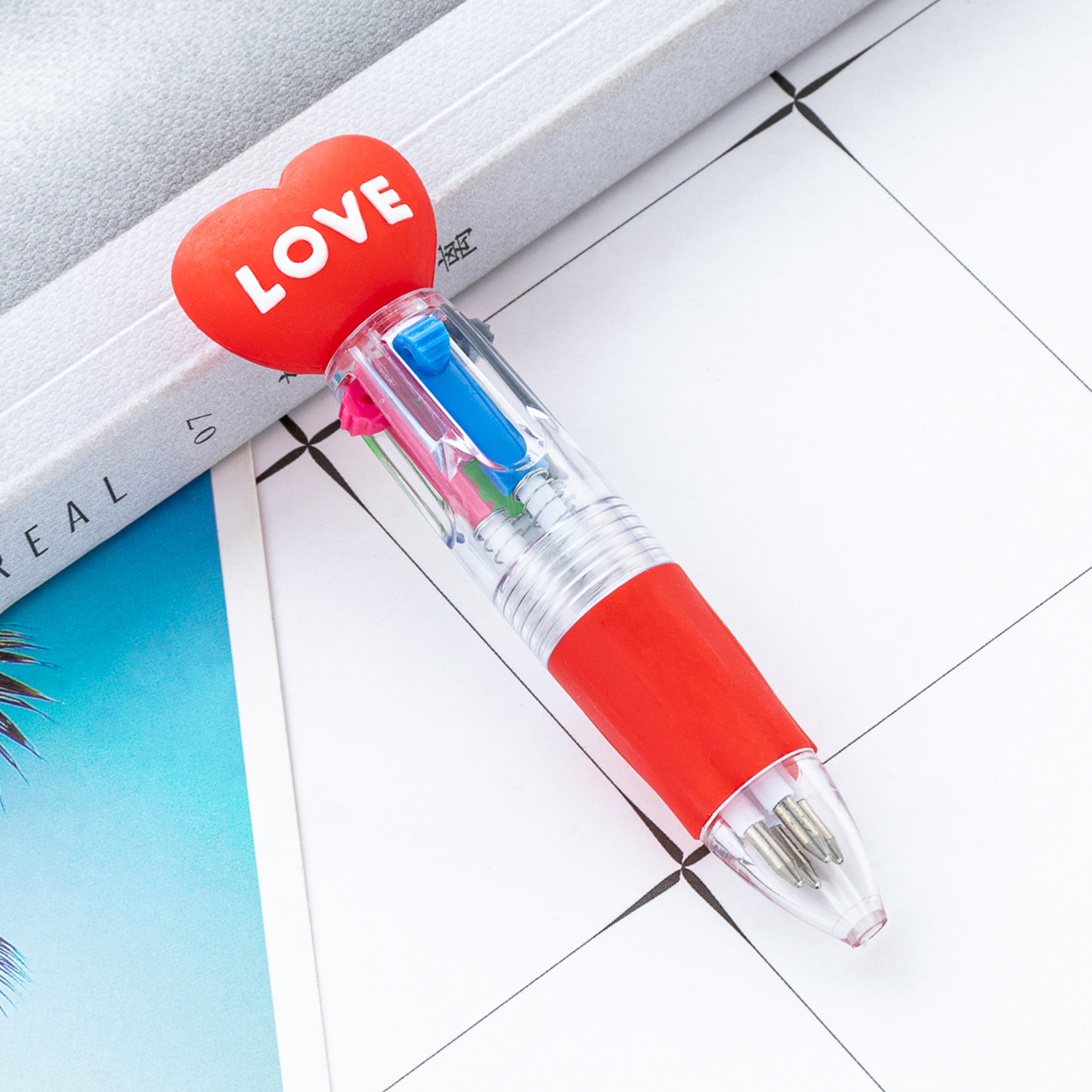 Mini bolígrafo de plástico de cuatro colores dibujos animados amor bolígrafo de marca clave bolígrafo estudiantes cuatro en uno bolígrafo de contabilidad manual