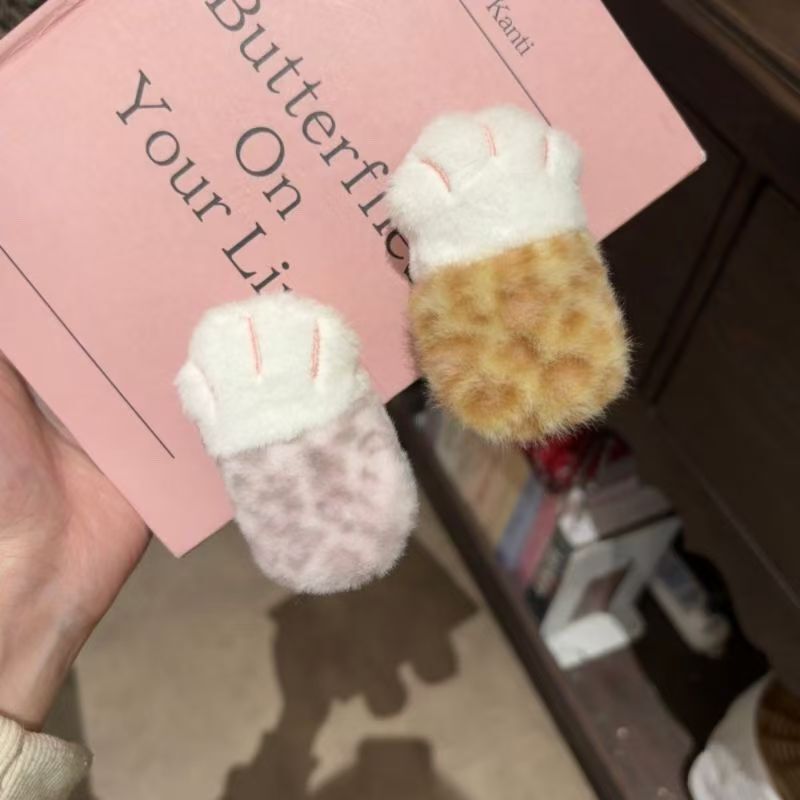Sweet and Cute Kitten Plush Paw Creative Hair Clip Harajuku Spicy Girl Quirky Cat Paw Bangs Side Clip