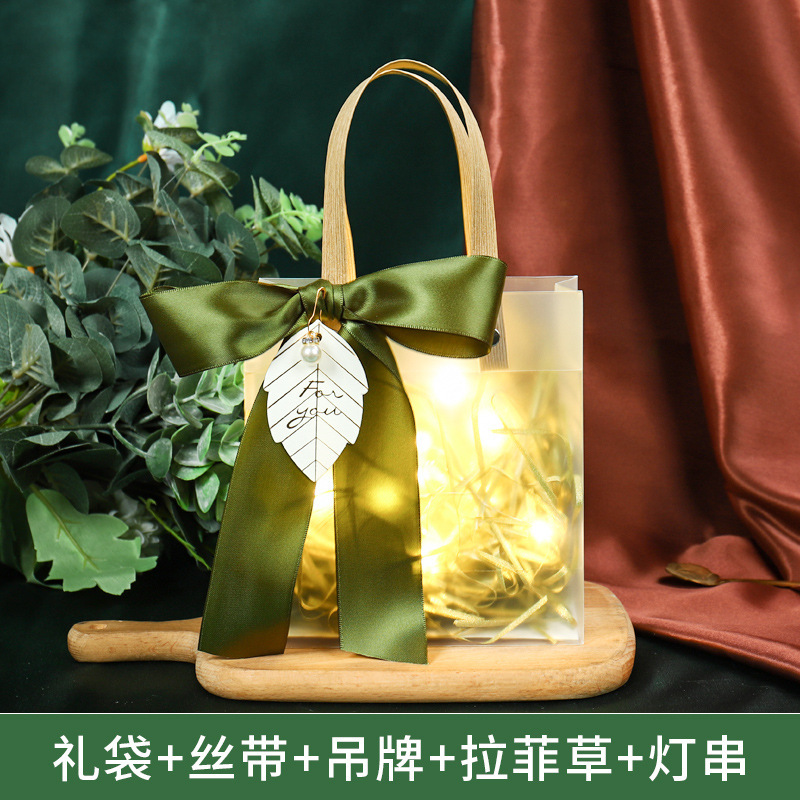 Bolsa de regalo + cinta verde + placa de perla + hierba de Raffi + lámpara; pp; H15xW13xW7CM