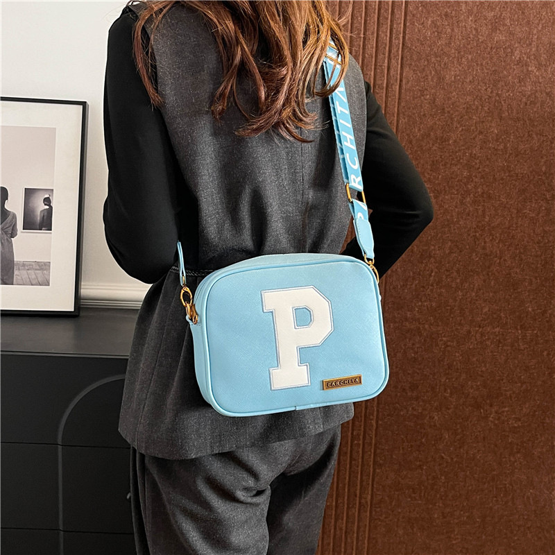 Bolsos transfronterizos 2024 nuevas tendencias de la moda europea y americana, letras pequeñas, bolsas cuadradas, costuras, bolsas de mensajero para mujer de todo fósforo