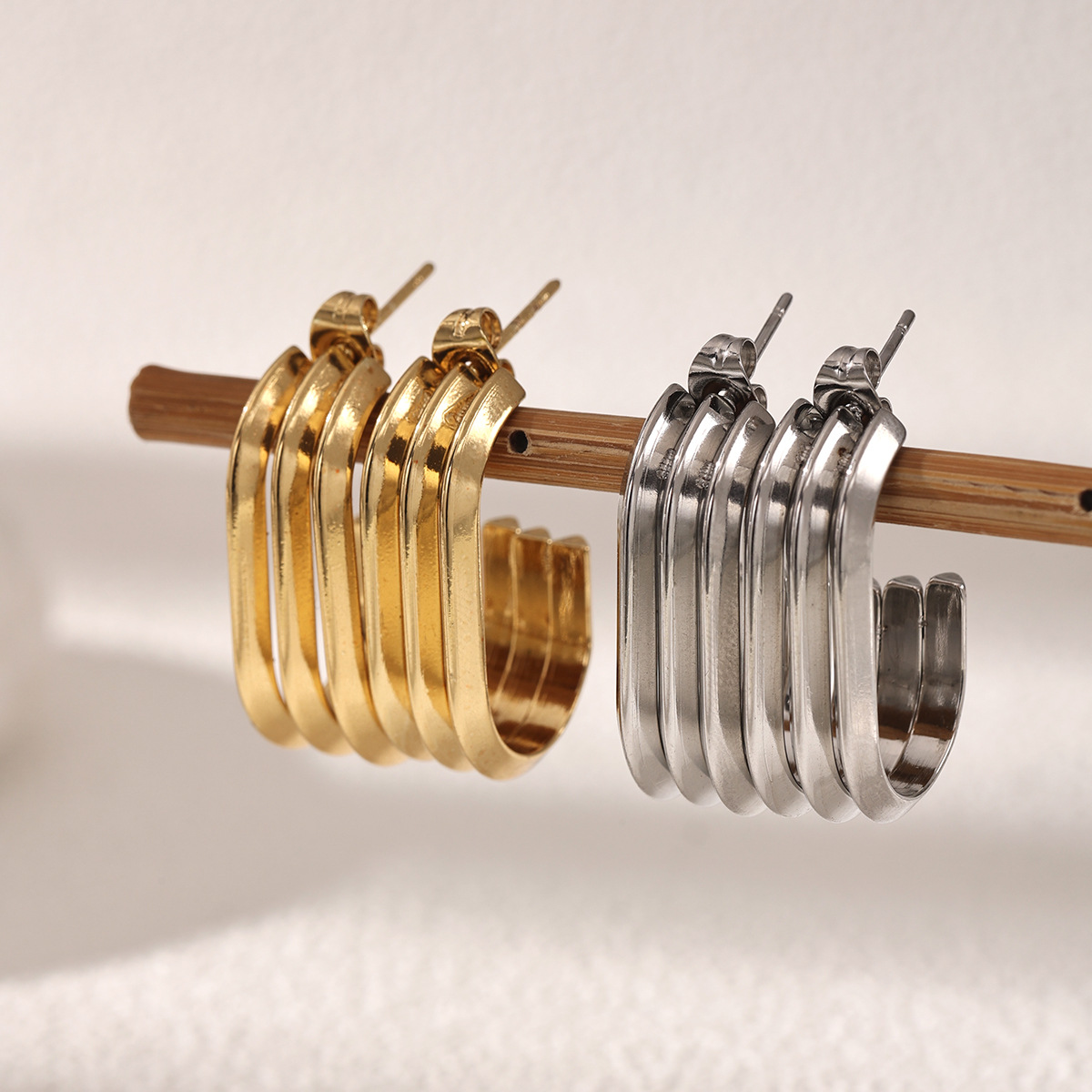 Taina europa y americana pendientes de acero inoxidable lujoso ligero de alta sensibilidad brillante cara eléctrica de aluminio de acero de color contraste pendientes de orejas de venta caliente transfronterizas