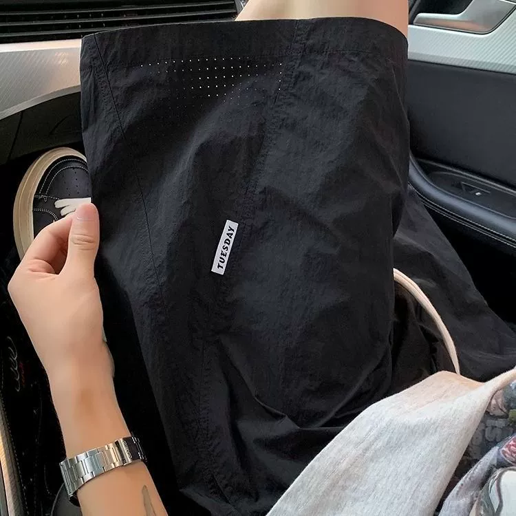 Летние спортивные тонкие шорты из ледяного шелка для мужчин, 25 новых модных прямых быстросохнущих однотонных шорт до колена с лазерной перфорацией