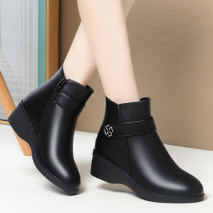 Wedge mom shoes autumn and winter boots 2023 new soft leather soft bottom short boots fleece-lined leather shoes middle-aged and elderly women's cotton shoes