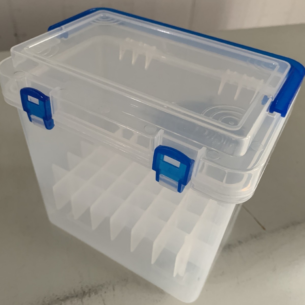 Caja de marcador del fabricante caja de pluma de plástico compartimiento caja de presentación titular de la pluma caja de almacenamiento caja de papelería de plástico al por mayor