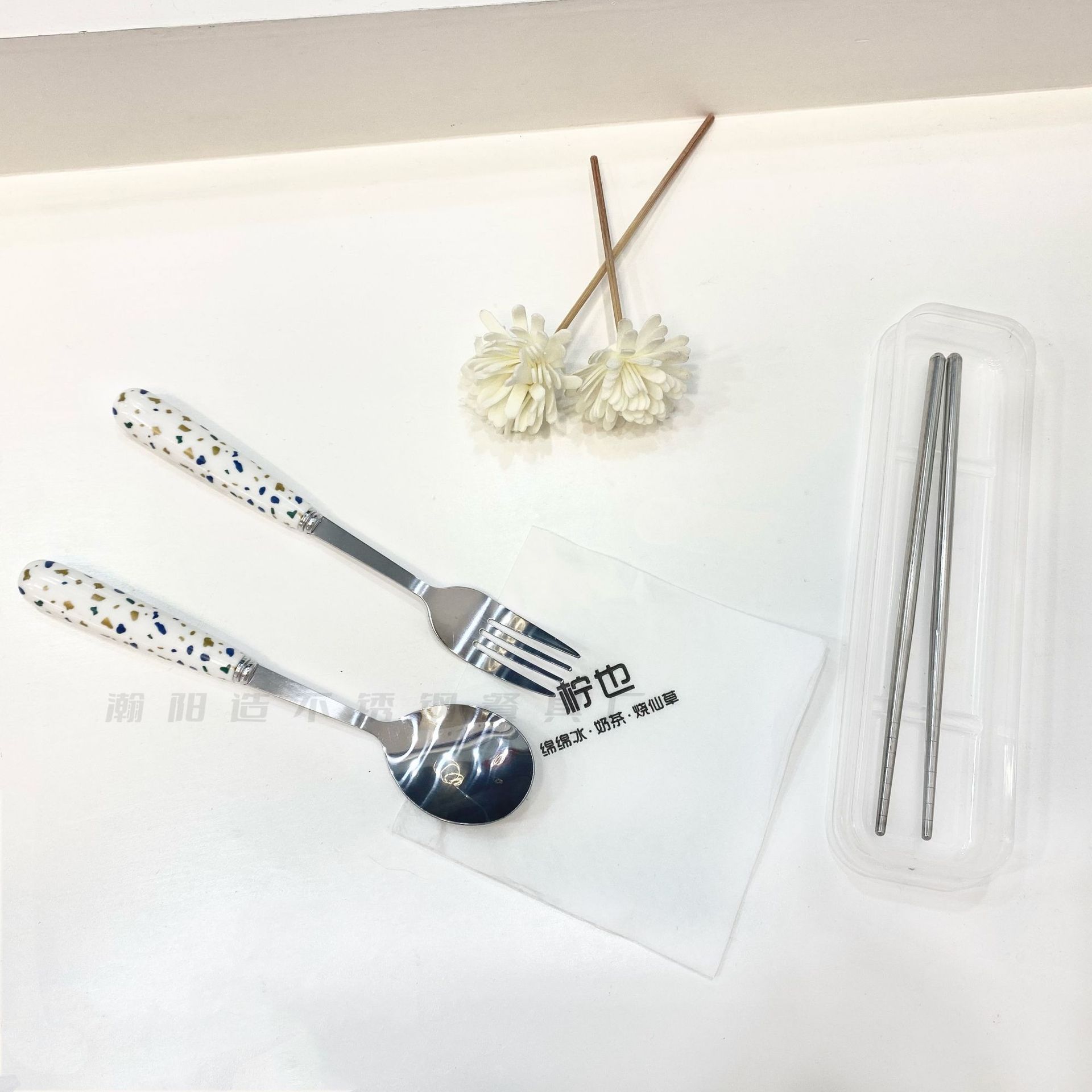 자갈 패턴 둥근 숟가락 + 포크 + 젓가락 + 투명 상자