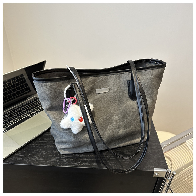 Wholesale of new large-capacity, simple and fashionable casual commuter single-shoulder bags and women's underarm bags for the summer of 2024 in foreign trade undefined