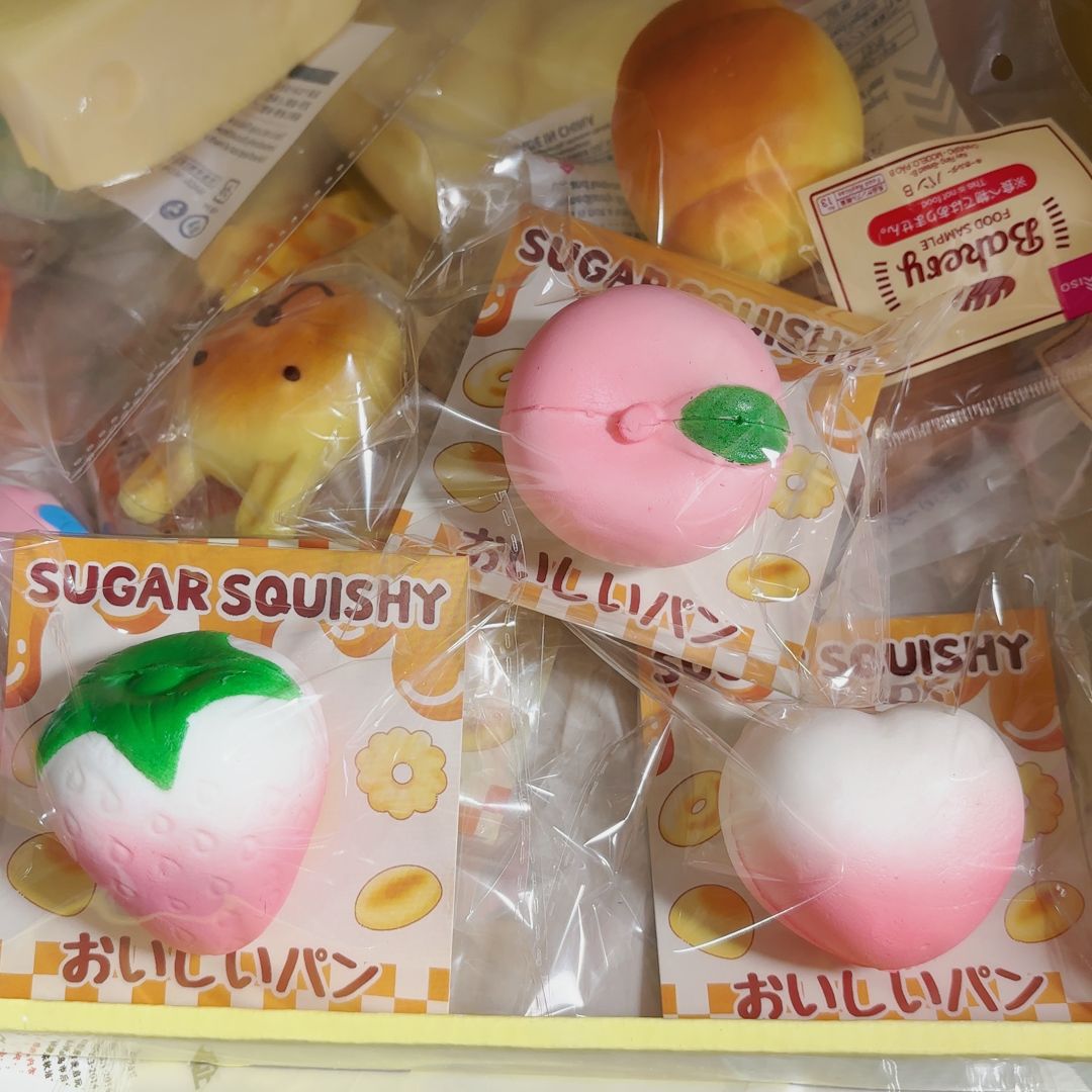 무작위로 젖은 부드러운 과일의 느린 반동