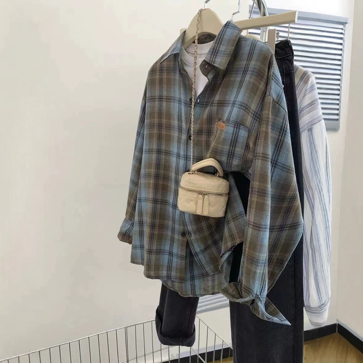 Autumn and winter plus-size 90kg versatile casual plaid shirt for women, long-sleeved vintage casual cardigan, loose-fitting shirt
