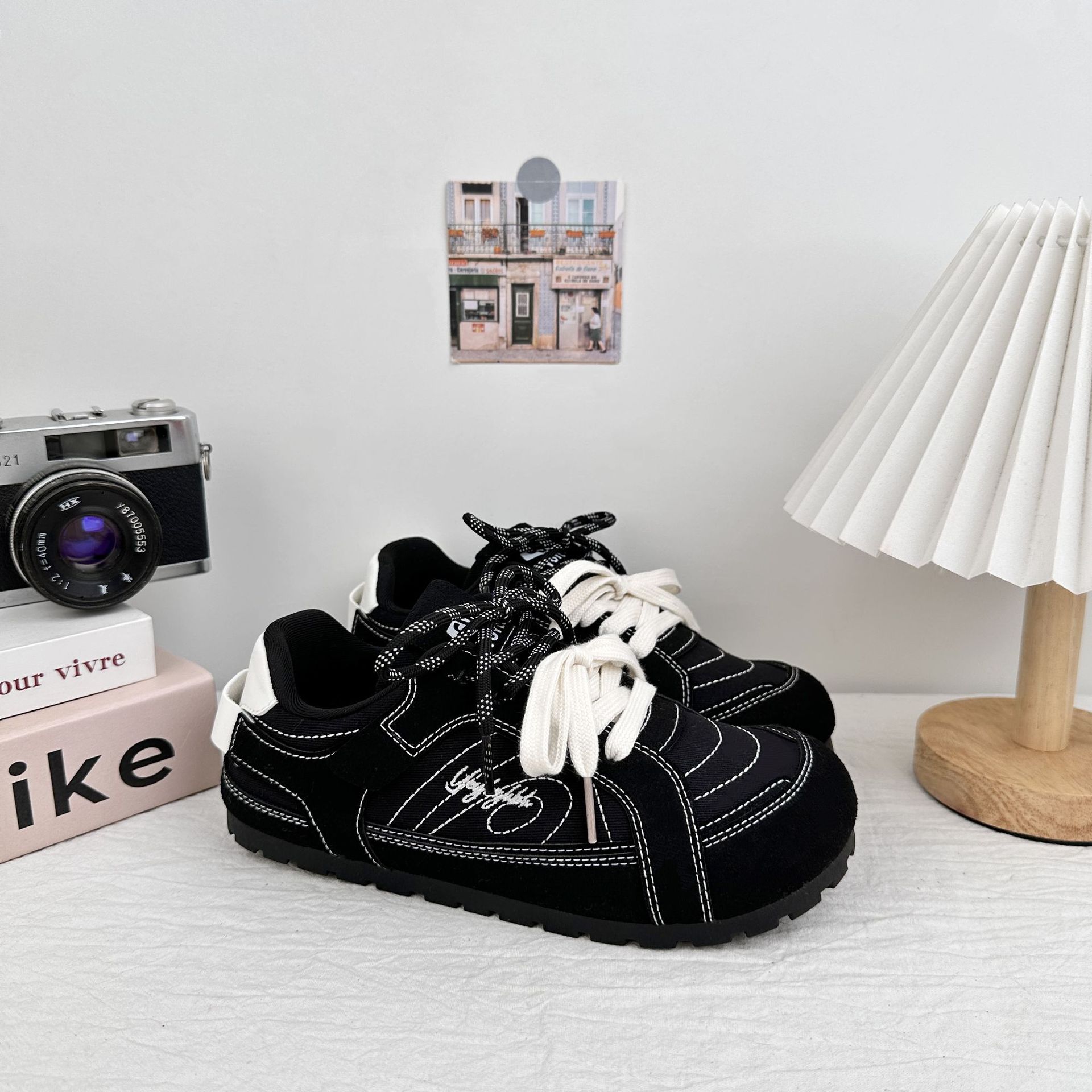 Zapatos de entrenamiento de niñas de verano de 2025 nuevos modelos de explosión con falda casual zapatos de skate pequeños zapatos blancos