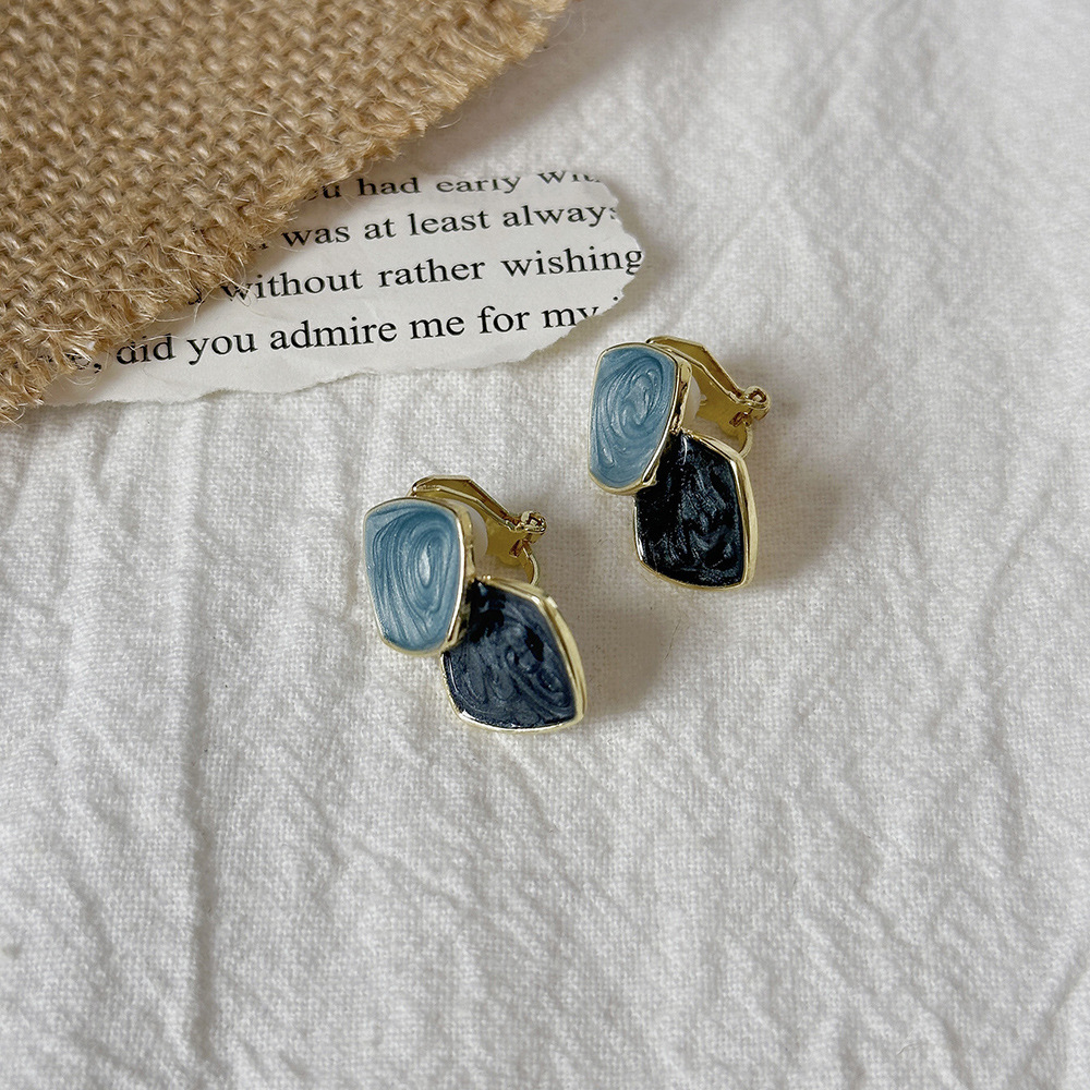 Versión coreana del clip para la oreja sin orejas de la celebridad de Internet clip para la oreja triangular con incrustaciones de diamantes de alta calidad Pendientes de Yiwu de temperamento simple femenino al por mayor