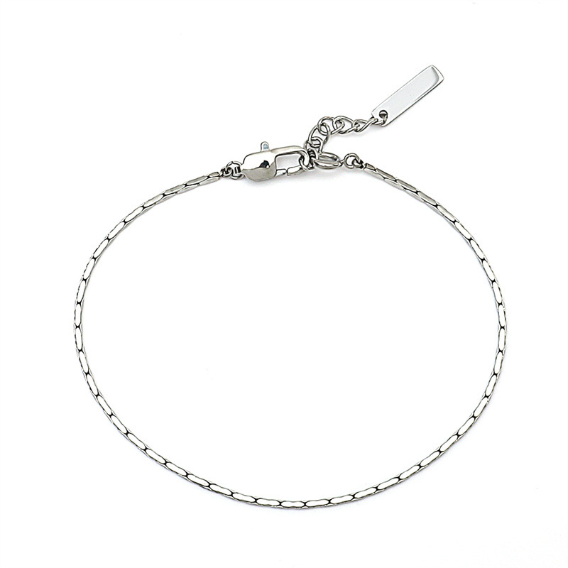 Title 3, Ornamento bracciale con motivo a percussione cu...