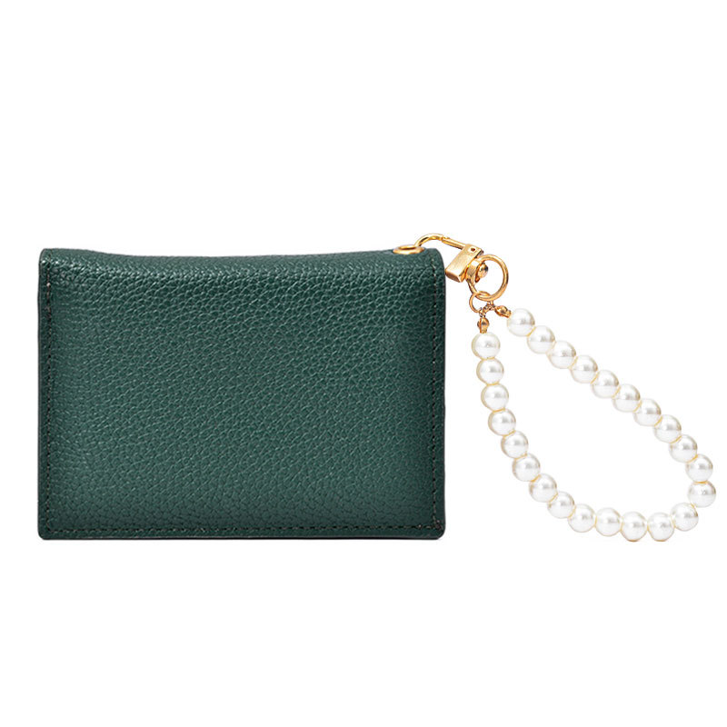 진주가 있는 짙은 녹색