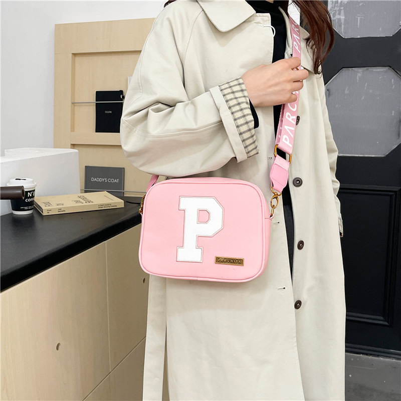 Bolsos transfronterizos 2024 nuevas tendencias de la moda europea y americana, letras pequeñas, bolsas cuadradas, costuras, bolsas de mensajero para mujer de todo fósforo