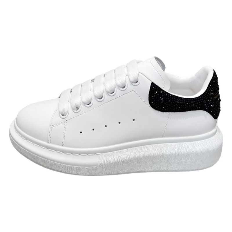 Versión superior de gama alta brillante diamante McQueen blanco zapatos de las mujeres flash diamante piel de vaca gruesa inferior aumento versátil deportes par zapatos casuales hombres