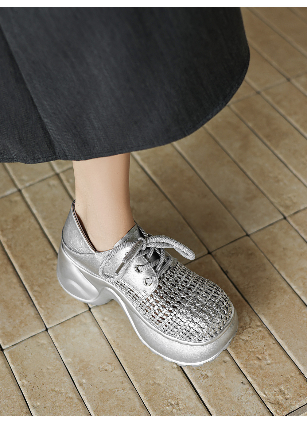 Giày sneaker nữ chunky đế dày 8cm, kiểu dáng lỗ thoáng khí, phối màu bạc — màu đen, bạc chi tiết 12