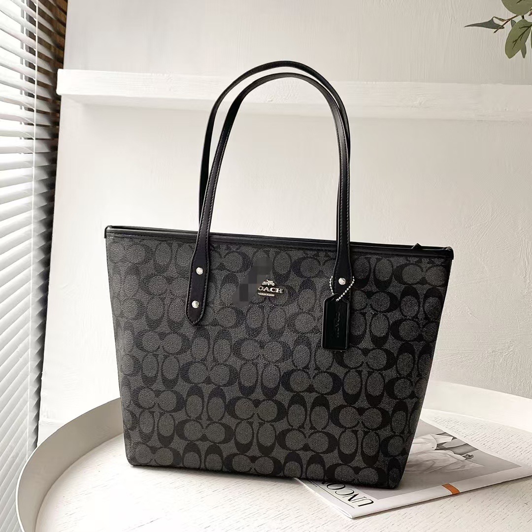 Classic capacious one-shoulder bag