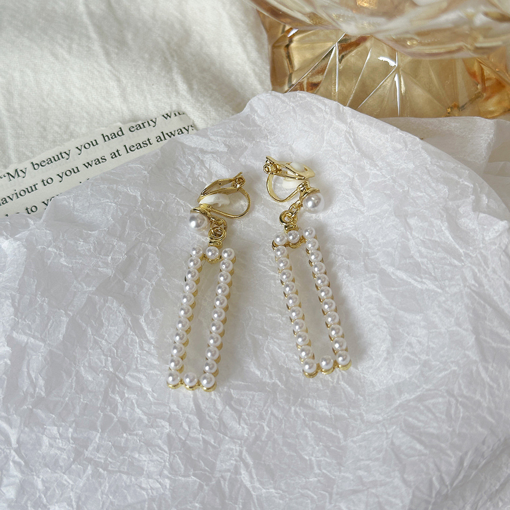 Versión coreana del temperamento de camelia, sin orejas perforadas, pinza para la oreja, flor de perla, tablero de ajedrez, pinza para la oreja triangular con diamantes, pendientes de nicho para mujeres