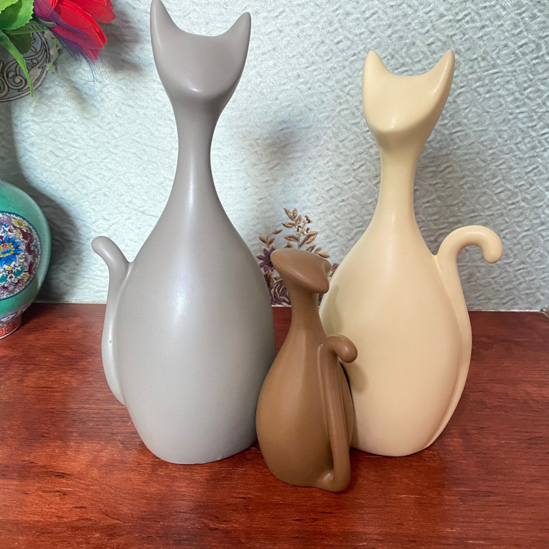 現代のシンプルな陶磁器の装飾品は家庭の客間の酒場のテーブルの上にアイデアの部屋の戸棚を飾っています。|undefined