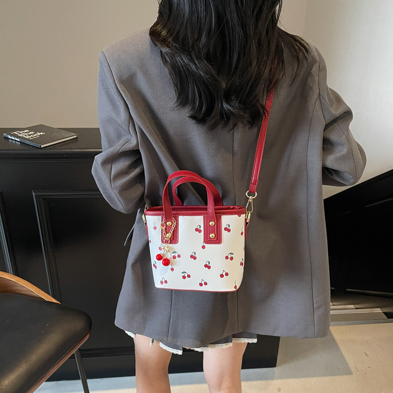 洋气单肩包夏款2025樱桃时尚大容量挂件可爱通勤手提水桶女跨境包|undefined