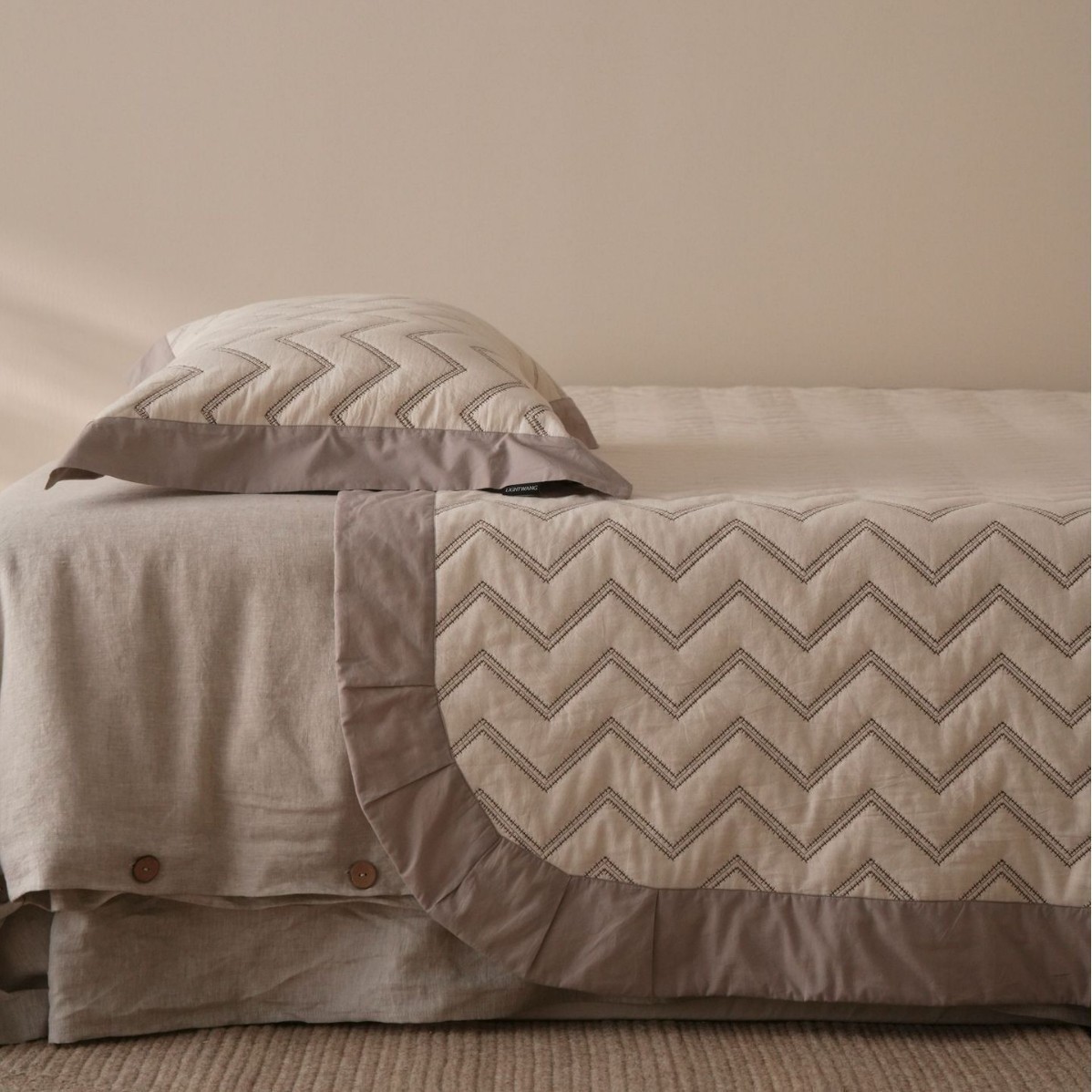 Retro Geometric Accessible Luxury Cotton and Linen Bed Cover Three-Piece Set Quilted Wavy Quilted Thickeneded Bed Bed Sheets Pillowcases for All Seasons