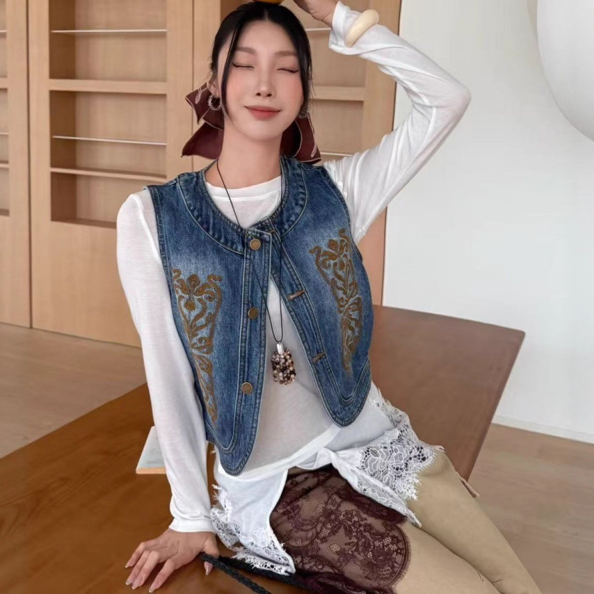 现货 2025秋季新款纹饰刺绣牛仔马甲女 无袖叠穿坎肩上衣
