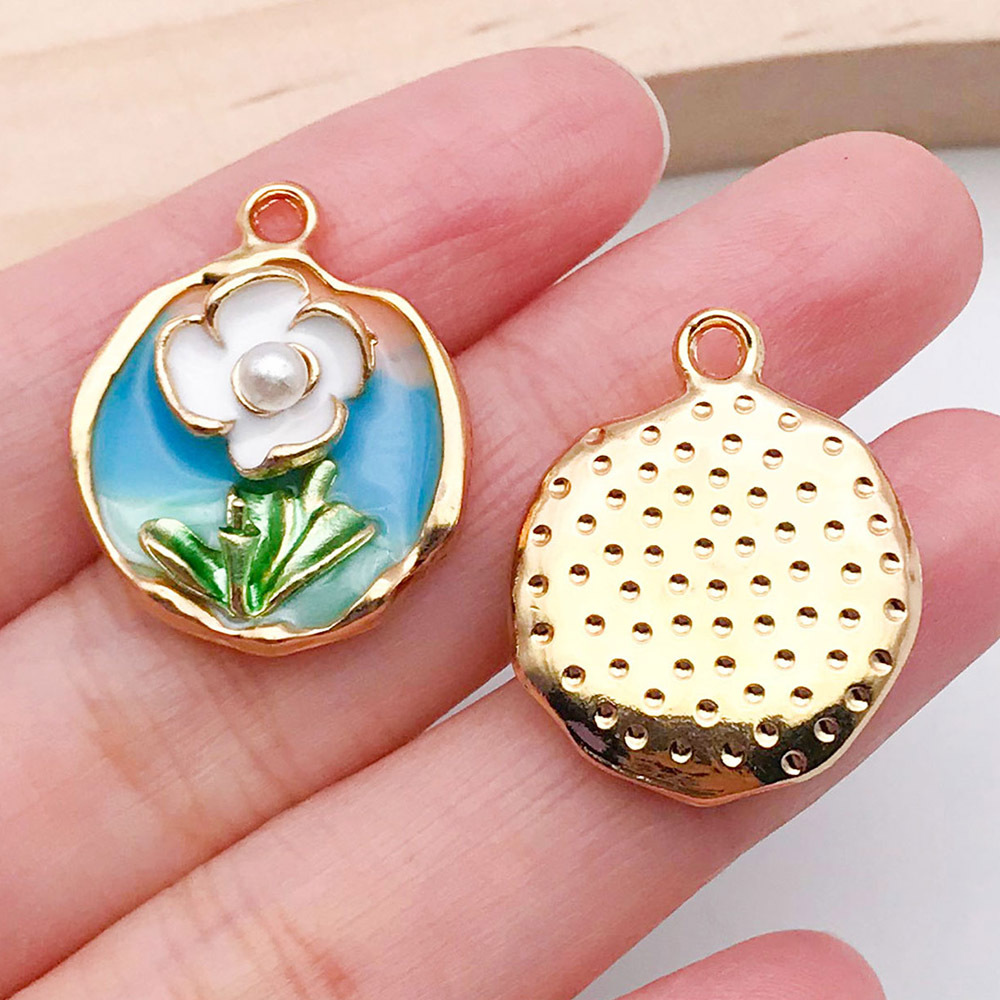 Colgante ovalado con flor y perlas estilo elegante