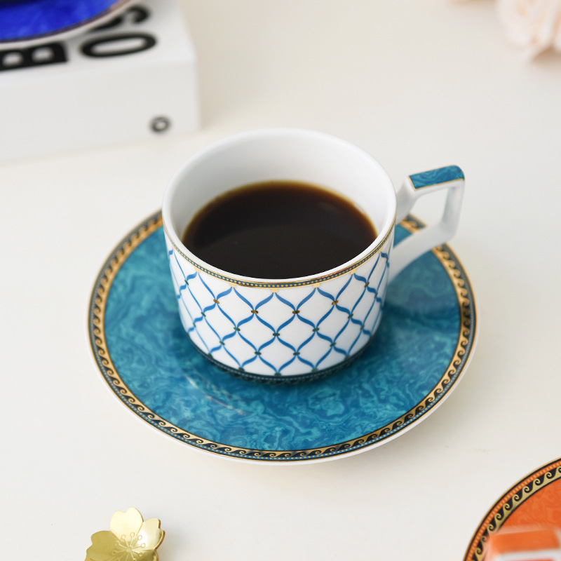 Taza de café pintada de oro de la porcelana de hueso de la vendimia Taza de té de la tarde francesa Sentido de ceremonia de la muchacha de alto aspecto Taza de desayuno de alto grado