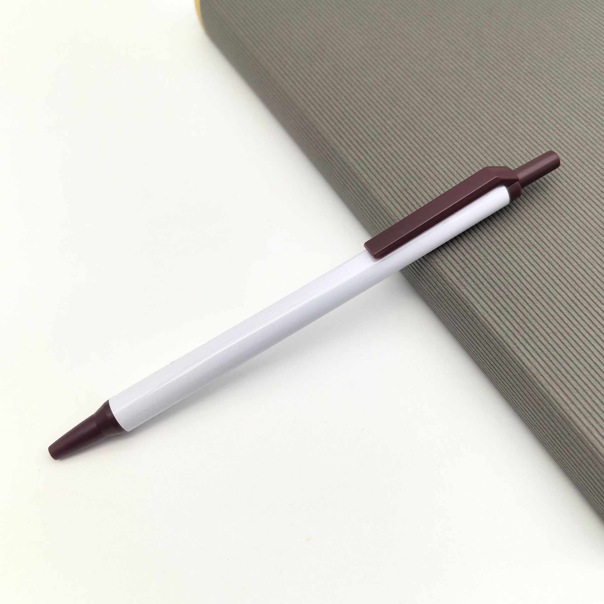 Bolígrafo de prensa de plástico clásico, bolígrafo publicitario simple, transferencia de calor, bolígrafo antiguo, bolígrafo blanco barato