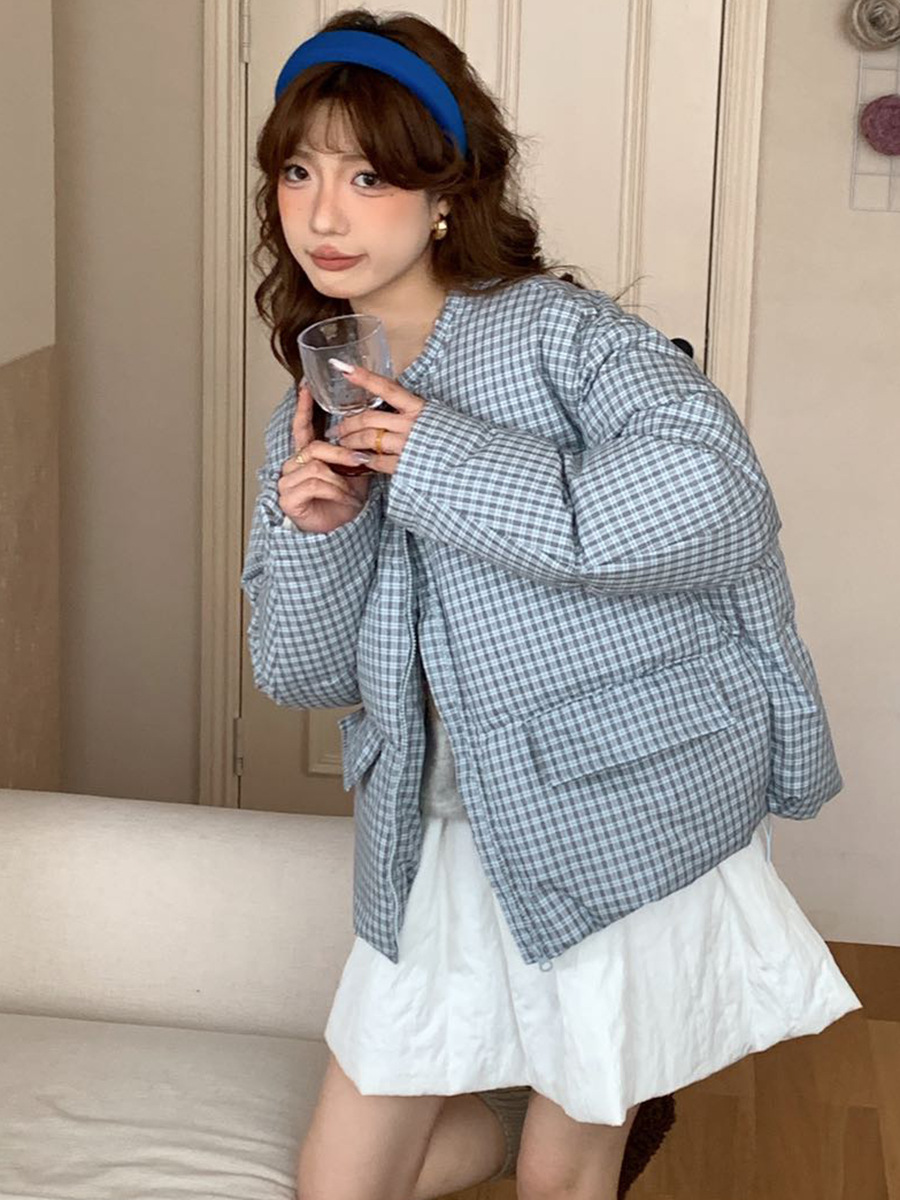 Winter fashionable cute down jacket with a round collar with bow