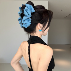 ヘアボリュームを増やすハーフタイヘア、ラージデニムブルーバブルクリップ、甘辛プリーツシャーククリップ、後頭部用ヘアクリップ